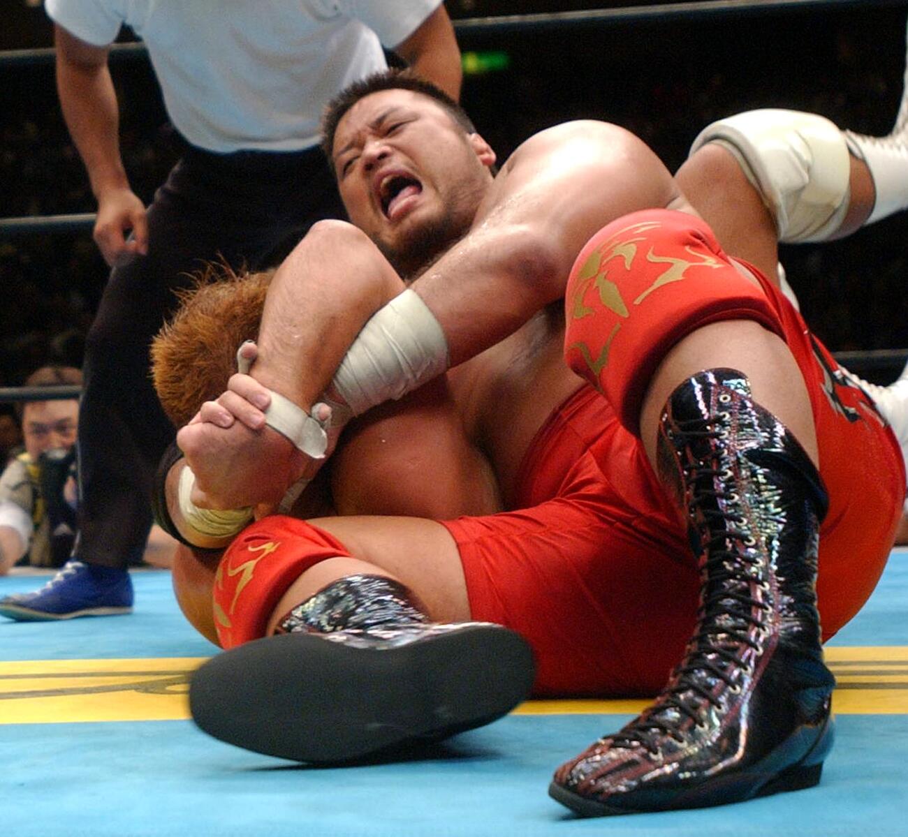 2003年8月、新日本両国大会3日目　天山広吉（右）は秋山準にアナコンダ・バイスを決める