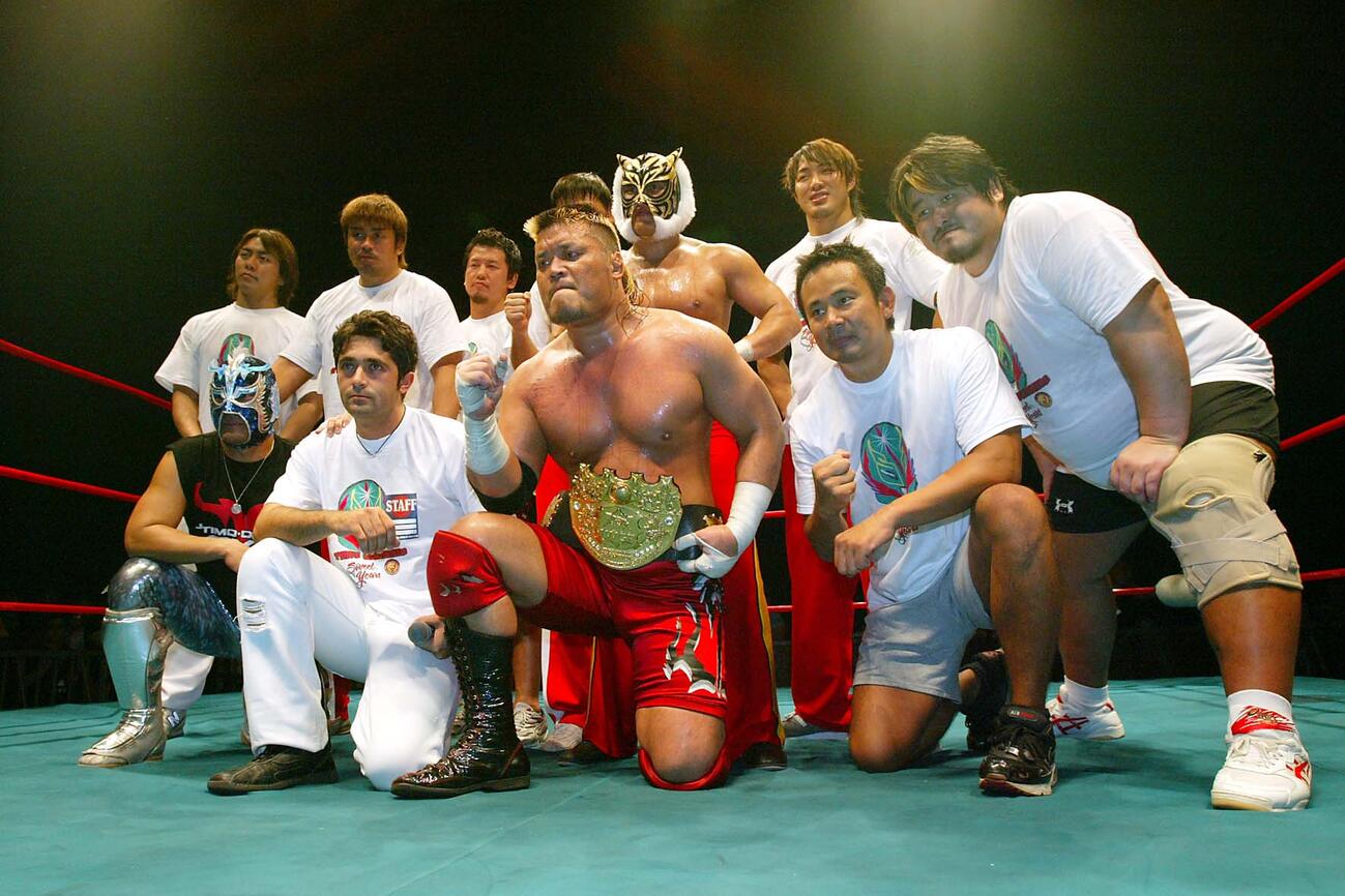 2005年6月、新日本イタリア大会　IWGPヘビー級王座を防衛し、記念撮影する天山広吉ら