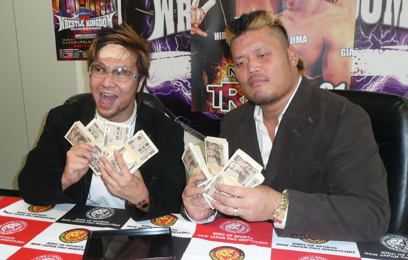 2008年11月、G1タッグリーグ優勝一夜明け会見　優勝賞金の1000万円を山分けする天山広吉（右）と小島聡
