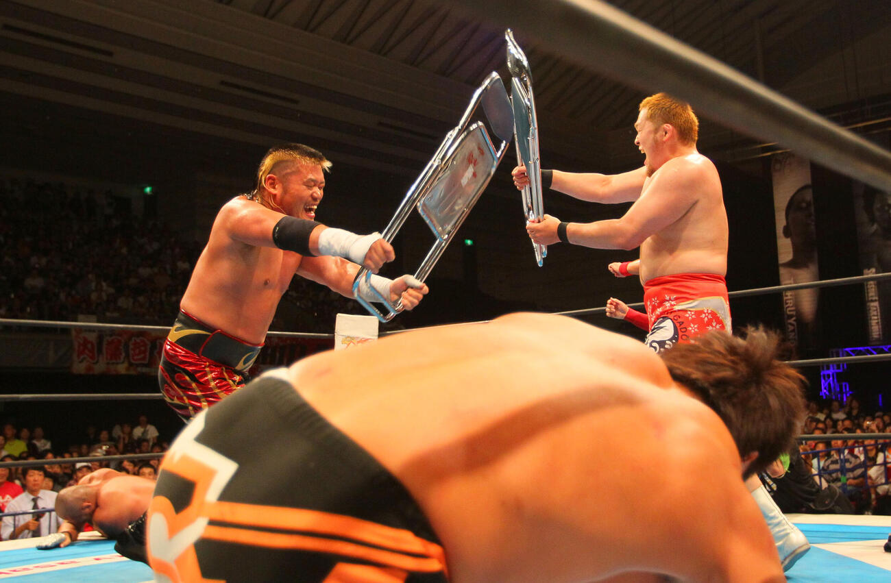 2012年6月、IWGPタッグ選手権　矢野通、飯塚高史対天山広吉、小島聡　天山広吉（左）と矢野通は、パイプ椅子で殴り合い、無効試合となる