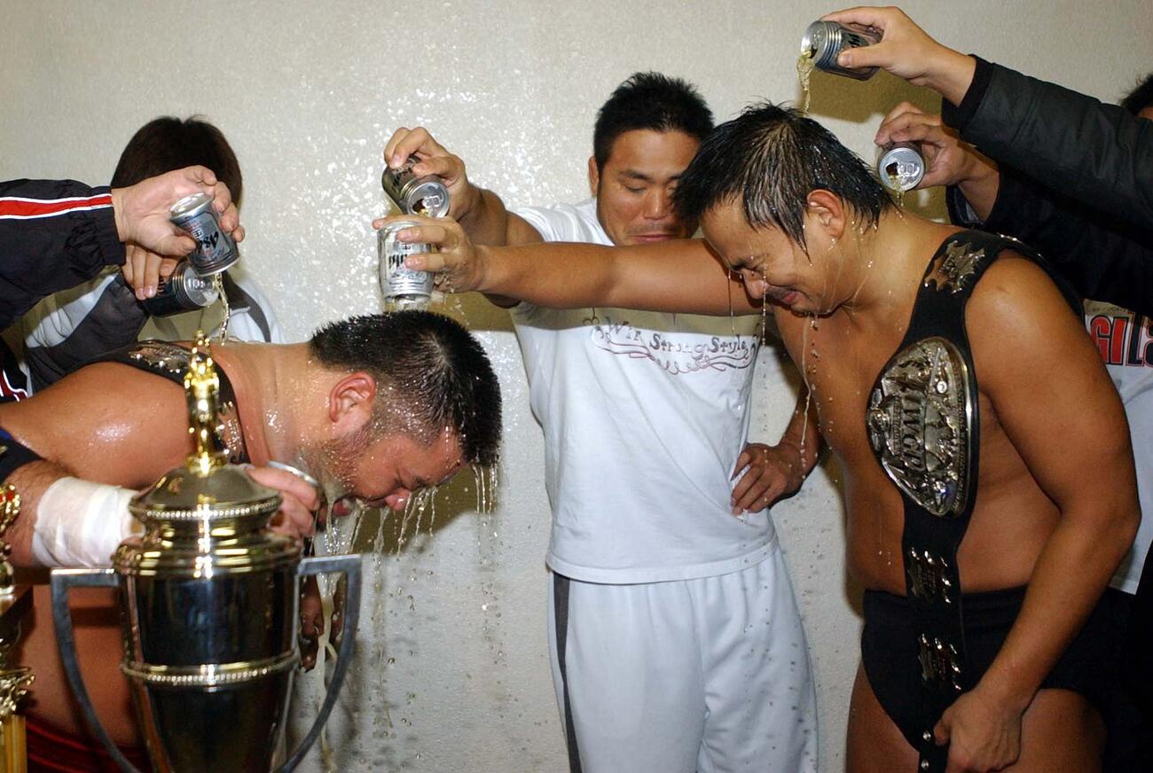2003年12月、新日本名古屋大会　IWGPタッグ王座を奪取した天山広吉（左）と西村修は試合後、ビールをかけ合って喜びを分かち合った
