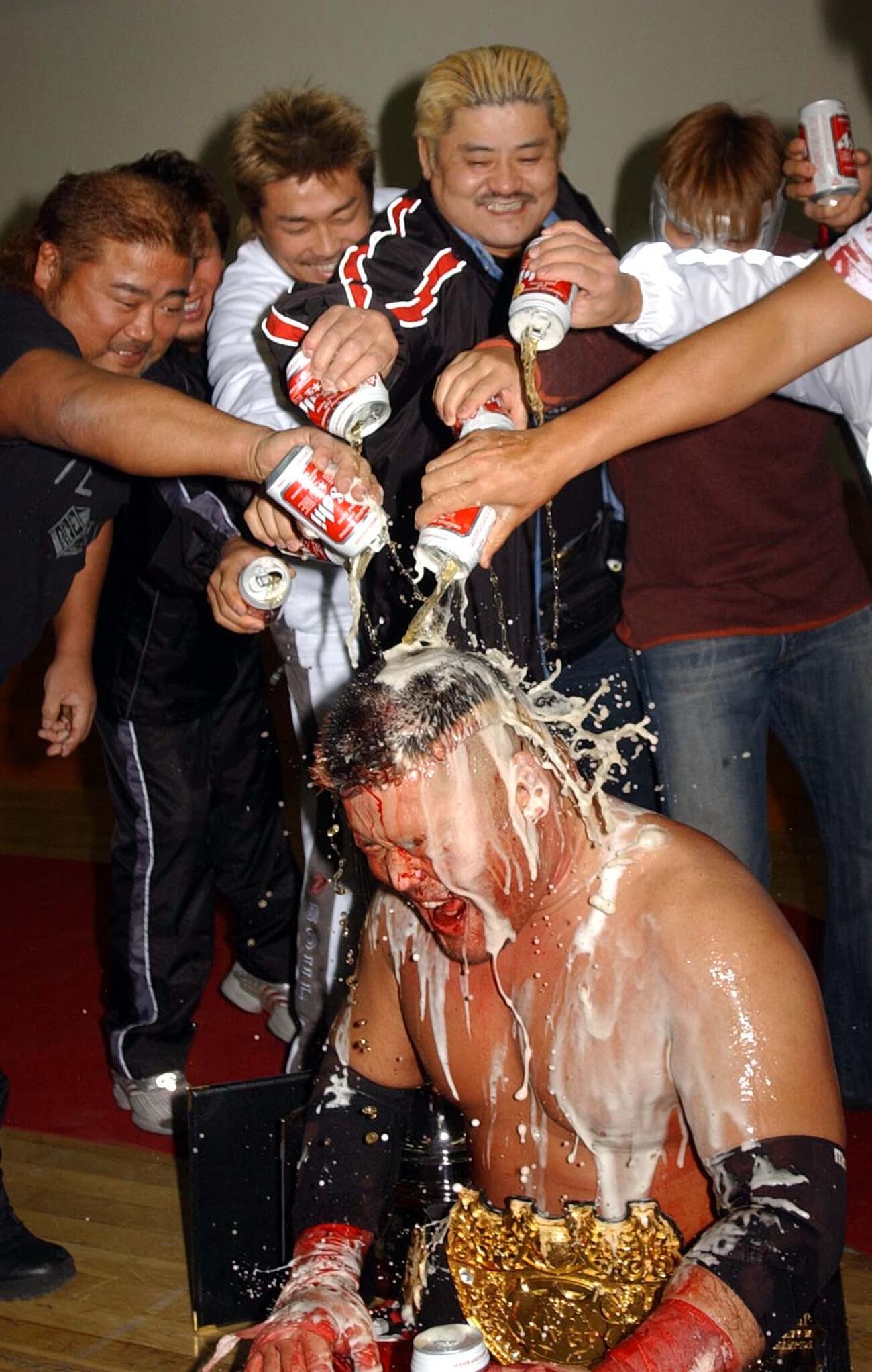 2004年2月、IWGPヘビー級王座を奪取しビールかけで祝福される天山