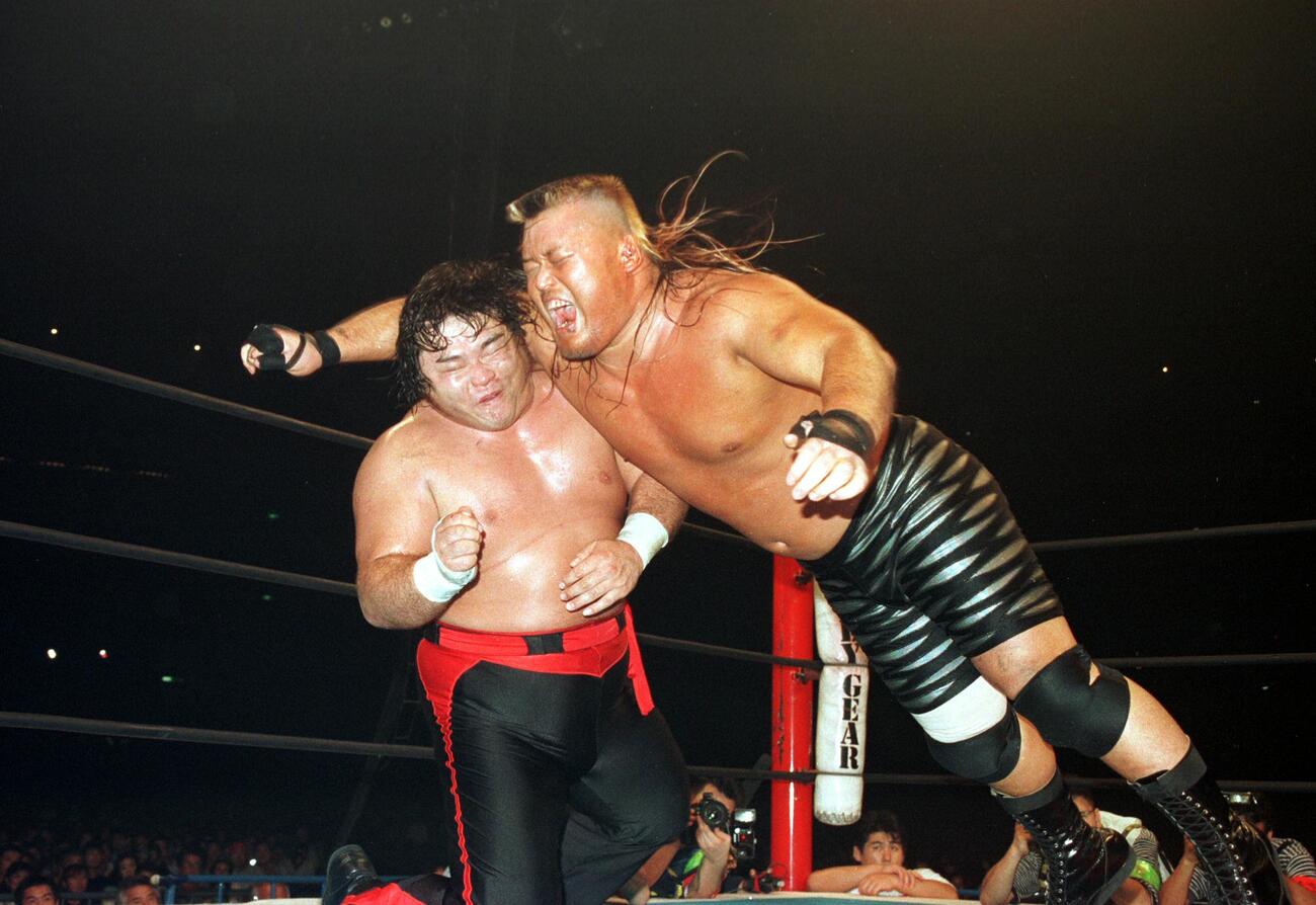 1997年8月、IWGPヘビー級選手権　橋本真也（左）にラリアットを見舞う天山広吉
