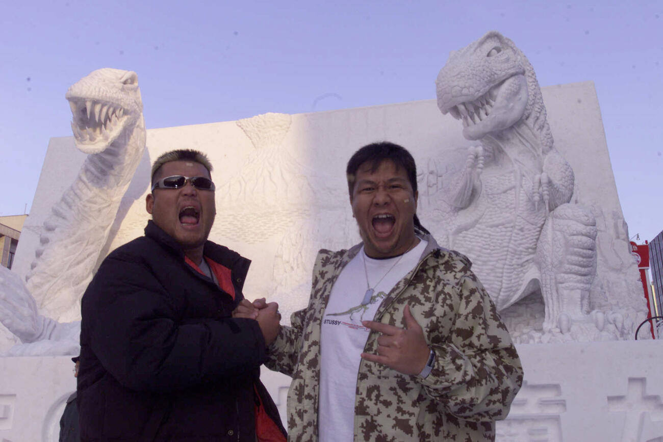 恐竜の雪像の前で雄たけびをあげる天山広吉（左）と小島聡（2000年2月撮影）