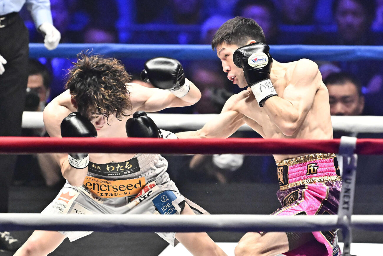 WBA、WBC世界フライ級王座統一戦で寺地拳四朗（左）にパンチを打ち込むユーリ阿久井（2025年3月13日撮影）
