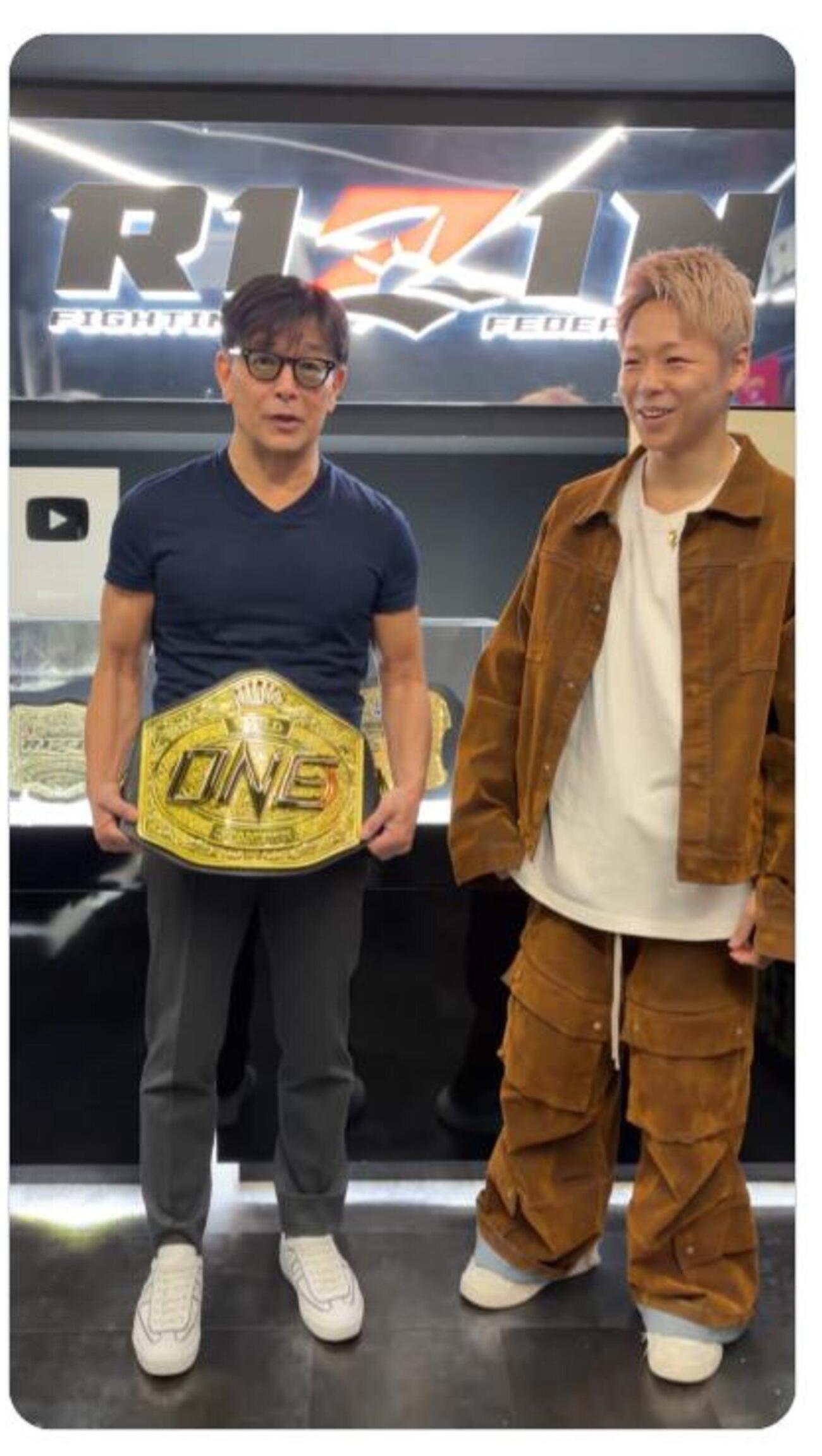 ONEのベルトを手にするRIZIN榊原信行CEO（右は武尊氏）