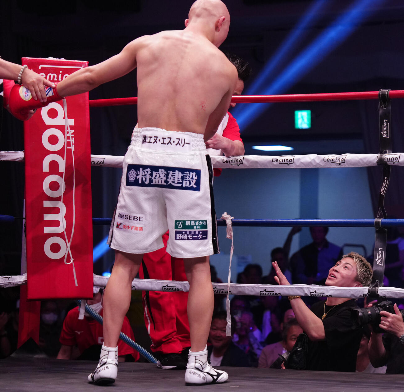 フェニックスバトル・スーパーフェザー級トーナメント準々決勝　3回TKO勝ちした松本圭佑（左）に声をかける井上尚弥（撮影・鈴木みどり）