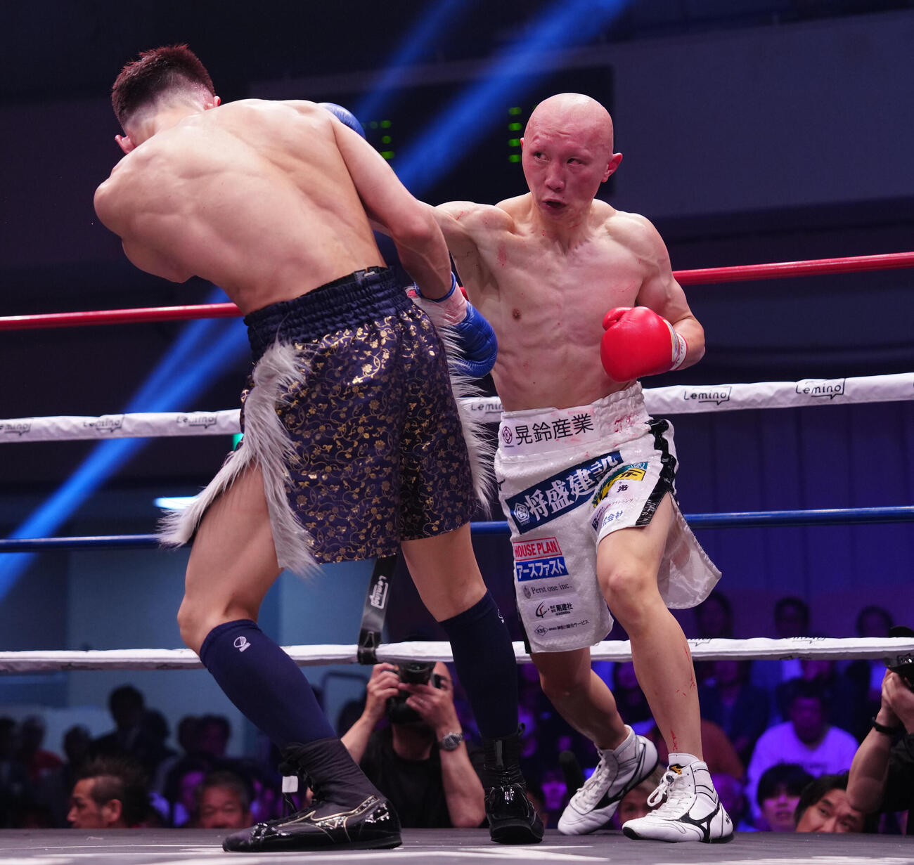 フェニックスバトル・スーパーフェザー級トーナメント準々決勝　2回、龍王（左）を攻める松本圭佑（撮影・鈴木みどり）