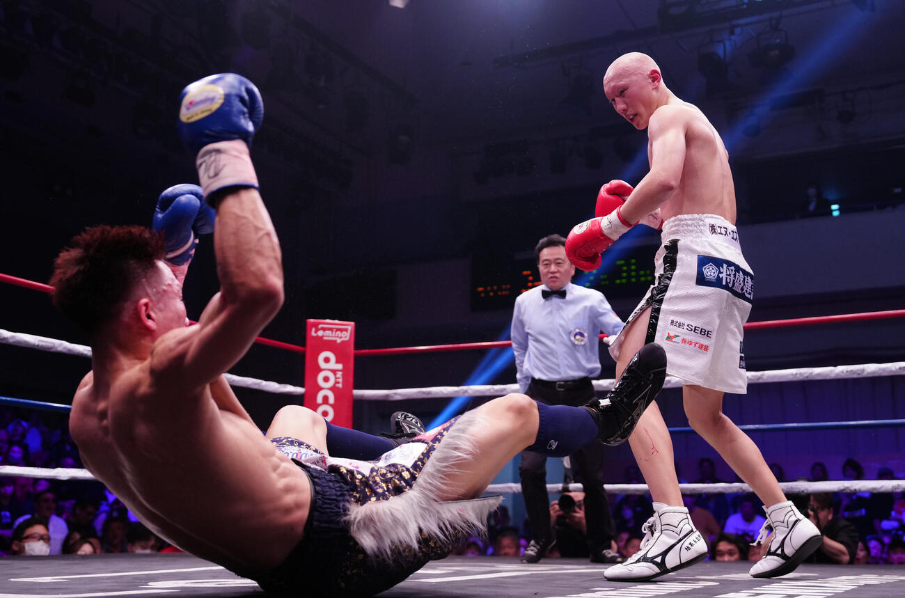 フェニックスバトル・スーパーフェザー級トーナメント準々決勝　3回、龍王（左）からダウンを奪い、TKO勝ちする松本圭佑（撮影・鈴木みどり）