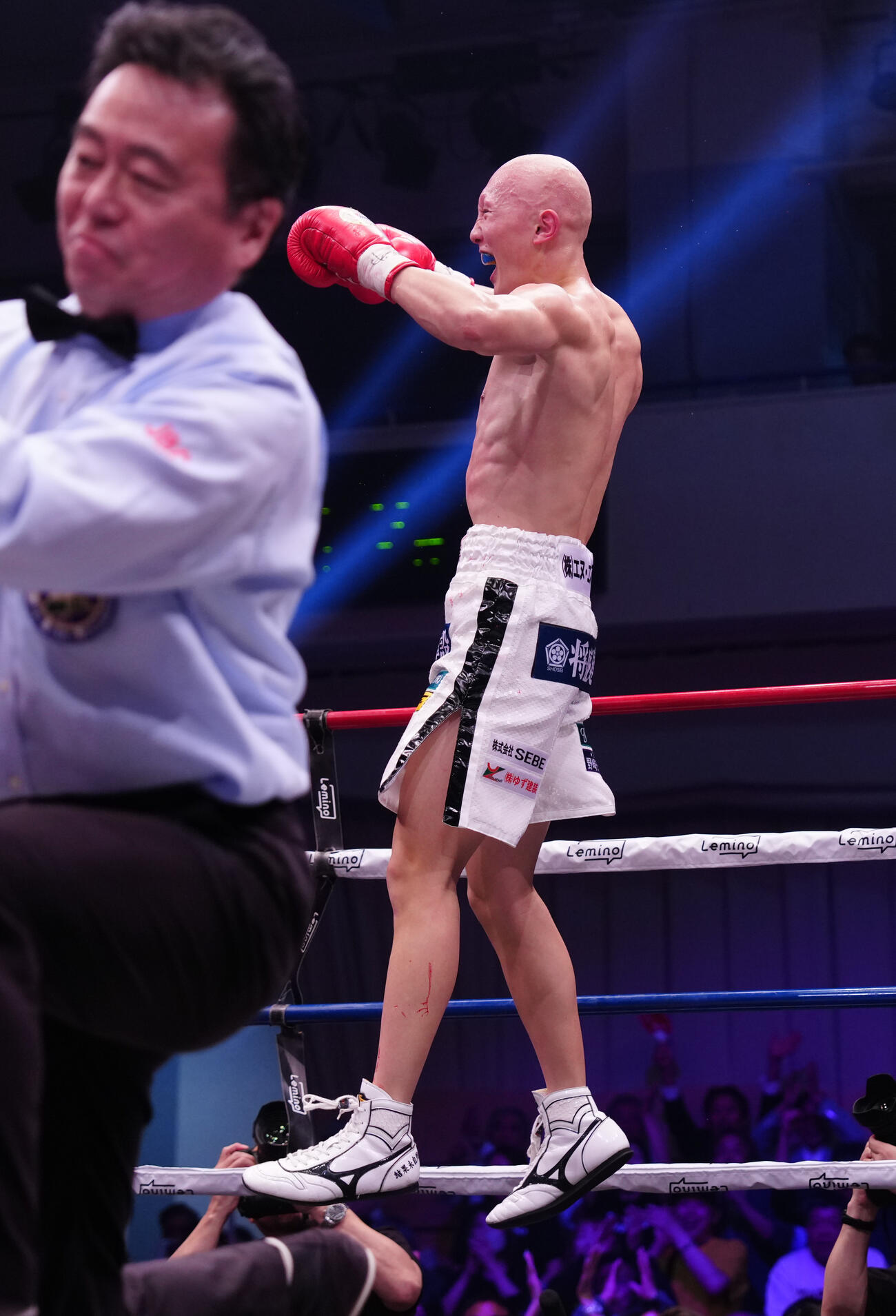フェニックスバトル・スーパーフェザー級トーナメント準々決勝　龍王に3回TKO勝ちし、笑顔でジャンプする松本圭佑（撮影・鈴木みどり）