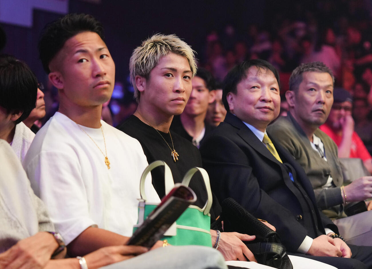 フェニックスバトル・スーパーフェザー級トーナメント準々決勝　松本圭佑の試合を観戦する、左から井上拓真、井上尚弥、大橋ボクシングジム大橋秀行会長（撮影・鈴木みどり）