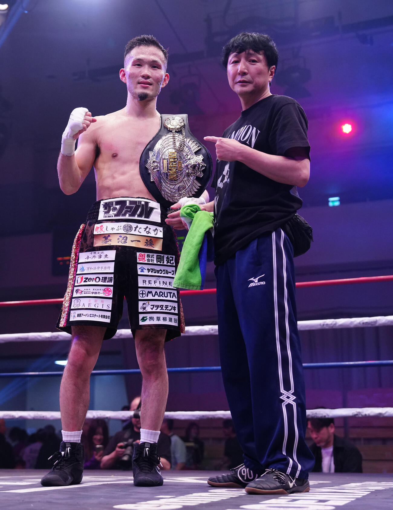 日本スーパーバンタム級タイトルマッチ10回戦　大嶋剣心に7回TKO勝ちで防衛に成功した池側純（左）（撮影・鈴木みどり）