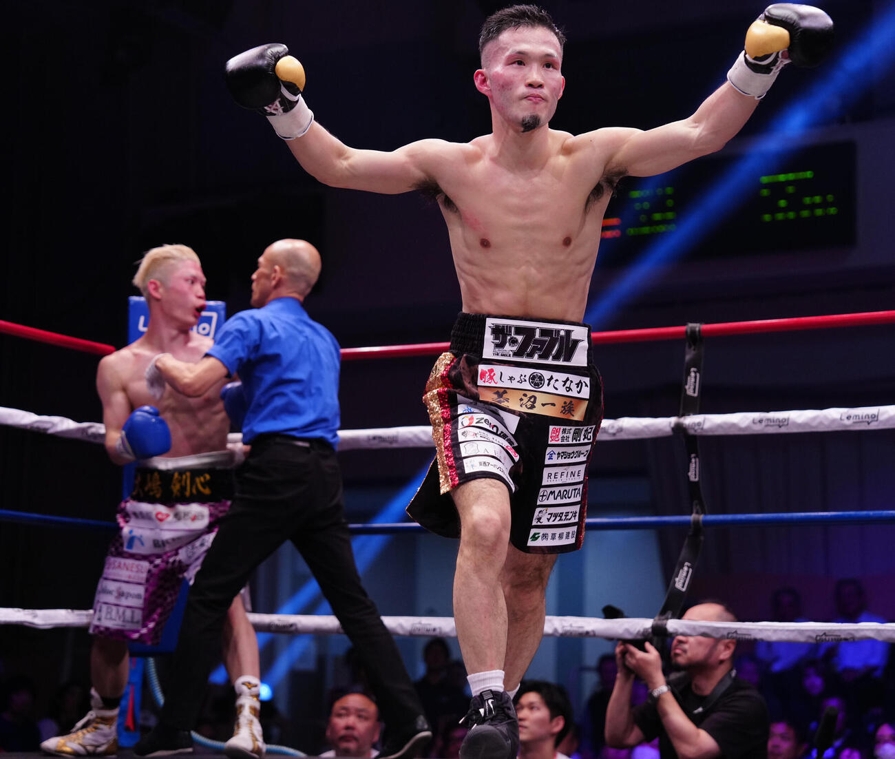 日本スーパーバンタム級タイトルマッチ10回戦　大嶋剣心（左）に7回TKO勝ちし、ガッツポーズする池側純（撮影・鈴木みどり）