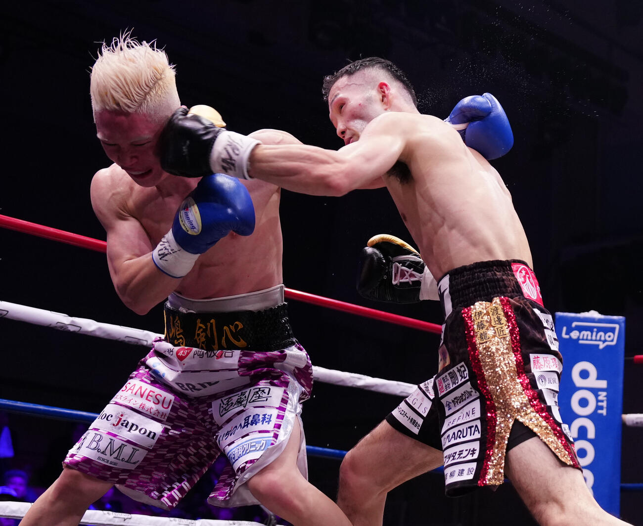 日本スーパーバンタム級タイトルマッチ10回戦　7回、大嶋剣心（左）にパンチを見舞う池側純（撮影・鈴木みどり）