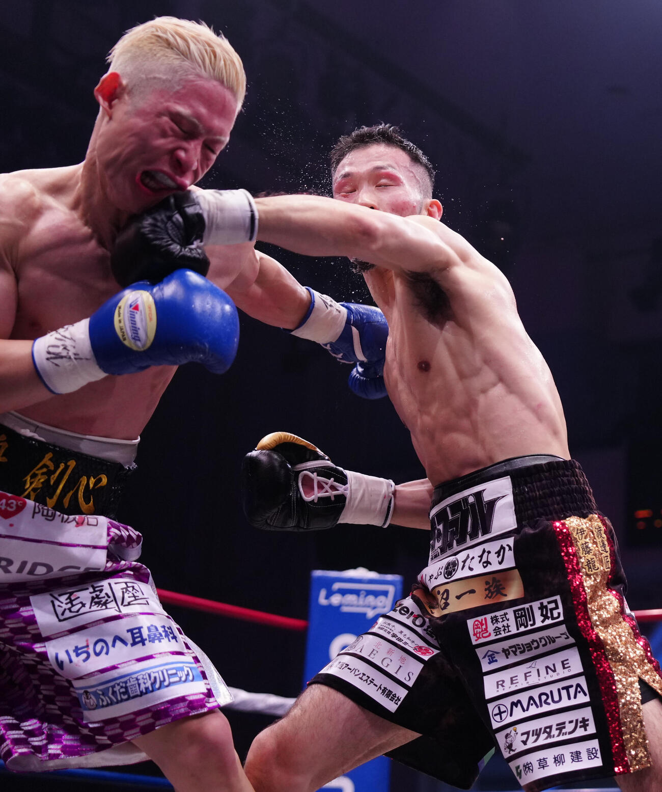 日本スーパーバンタム級タイトルマッチ10回戦　4回、大嶋剣心（左）にパンチを見舞う池側純（撮影・鈴木みどり）