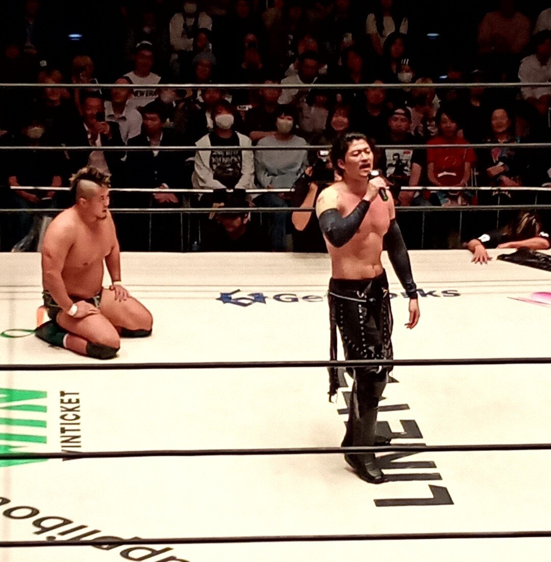 試合後、マイクアピールするOZAWA（右）と敗れたYoshiki Inamura（左）