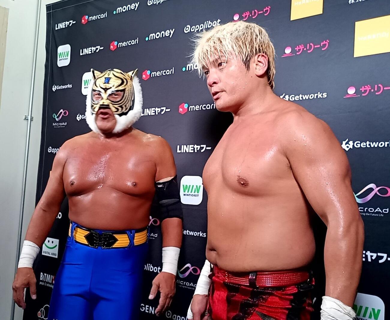 共闘したタイガーマスク（左）と拳王