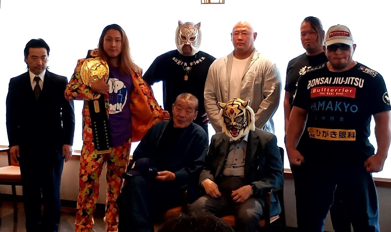 会見に出席した（後列左から）平井丈雅代表、黒潮TOKYOジャパン、スーパー・タイガー、アレクサンダー大塚、間下隼人（前列左から）藤原喜明、佐山聡、関根“シュレック”秀樹