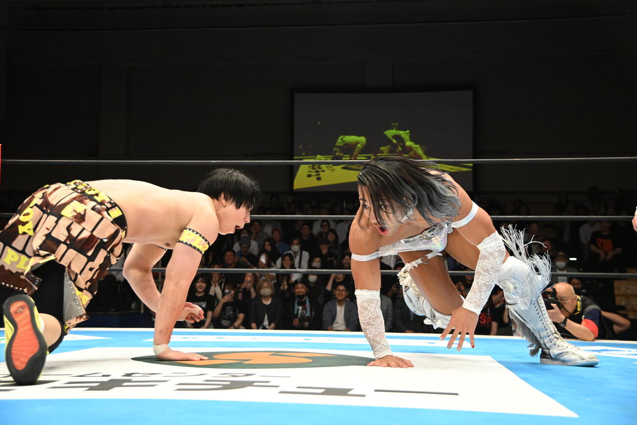 四足歩行で張り合うYOH（左）と豹（C）新日本プロレス