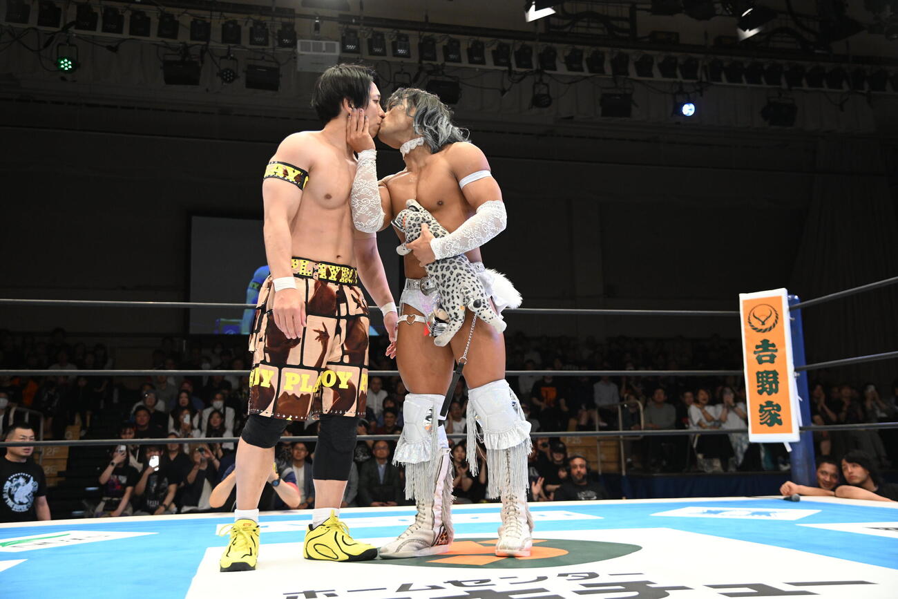 キスをするYOH（左）と豹（C）新日本プロレス
