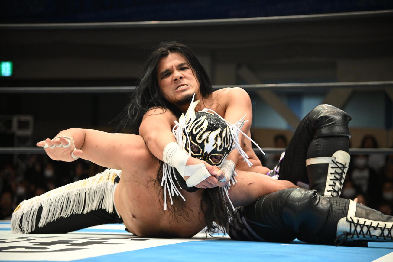 佐々木大輔にタップを奪われたデスペラード（C）新日本プロレス