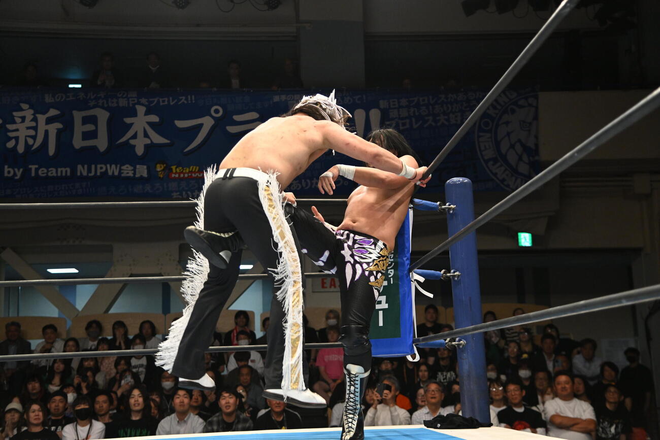 佐々木大輔に股間を蹴られるデスペラード（C）新日本プロレス