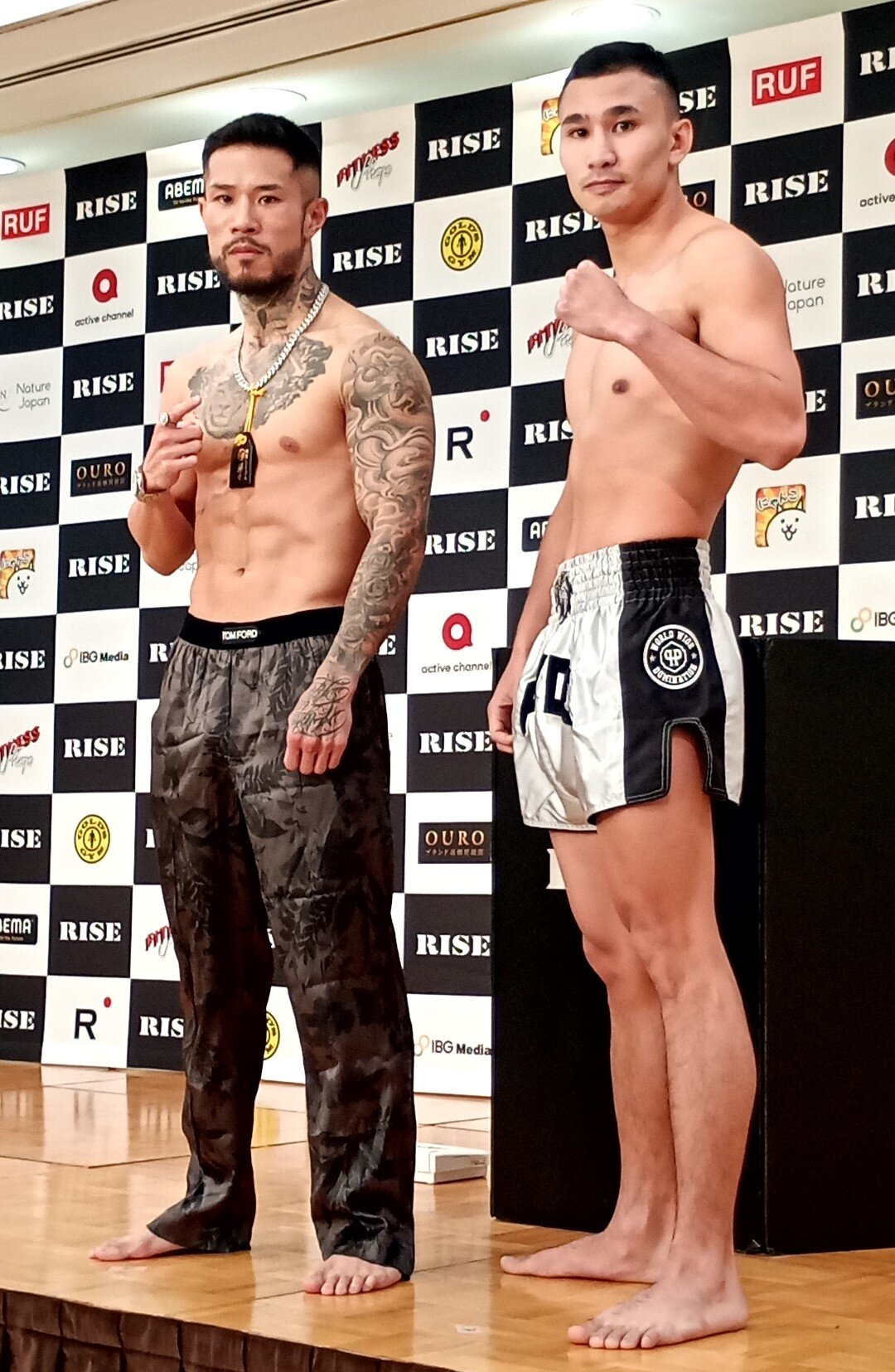対戦する中村寛（左）とガイパー