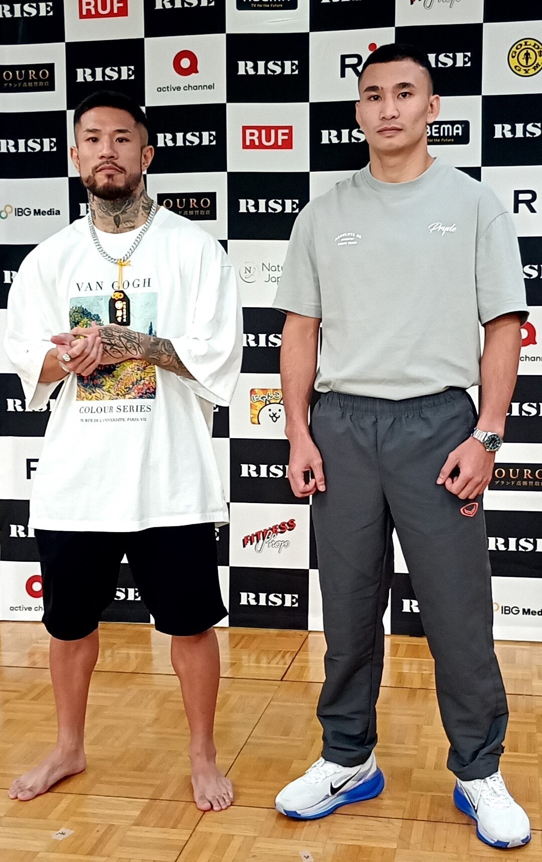 対戦する中村寛（左）とガイパー