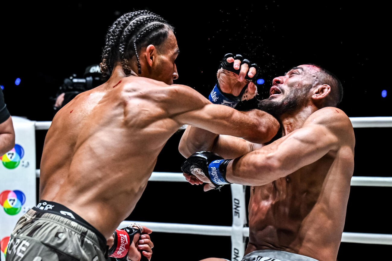 ケイド・ルオトロの右パンチを被弾する手塚裕之（C）ONE Championship