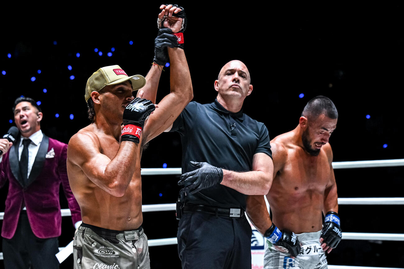 ケイド・ルオトロにKO負けした手塚裕之（右）（C）ONE Championship