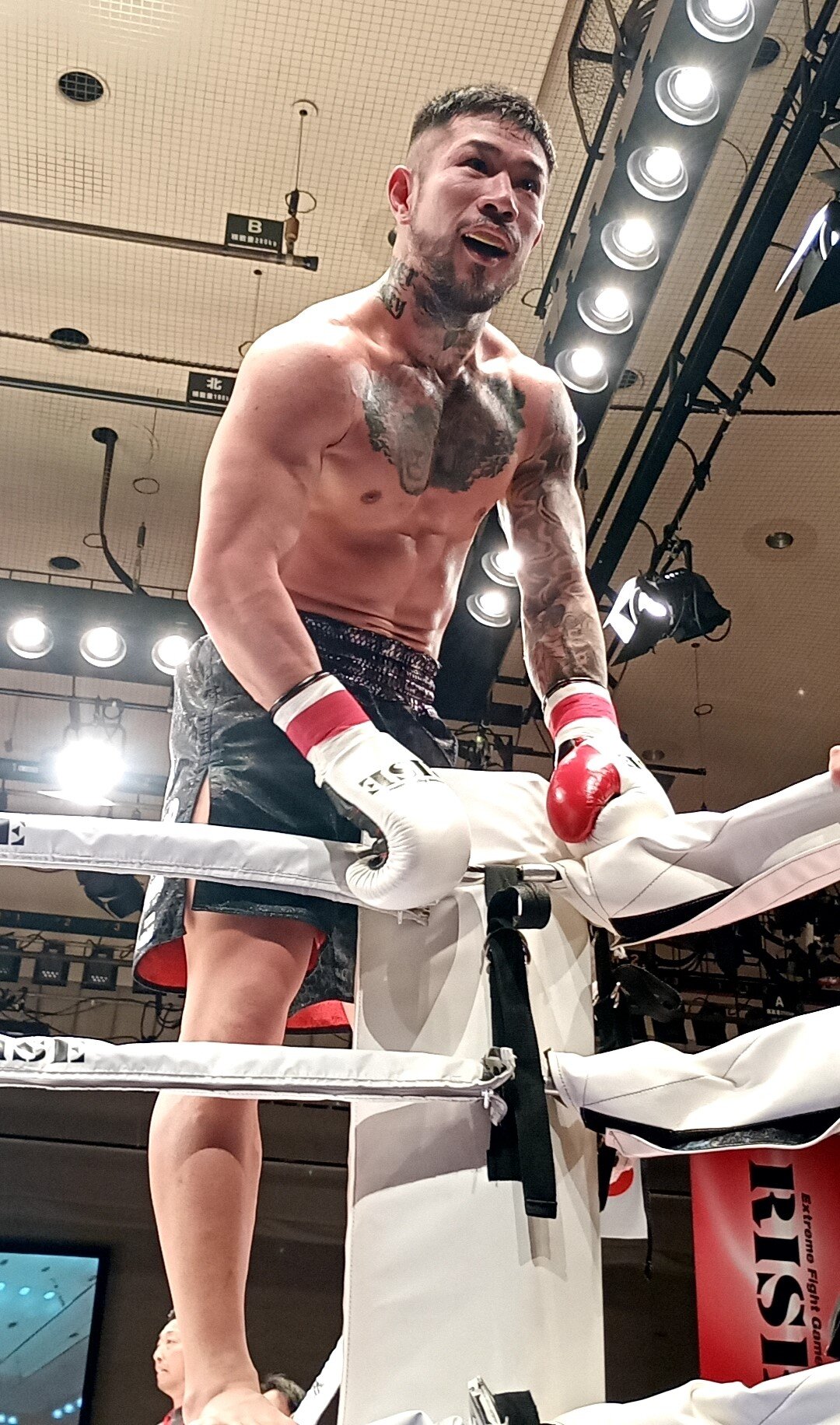 衝撃KO勝利を挙げ、ファンにアピールする中村寛