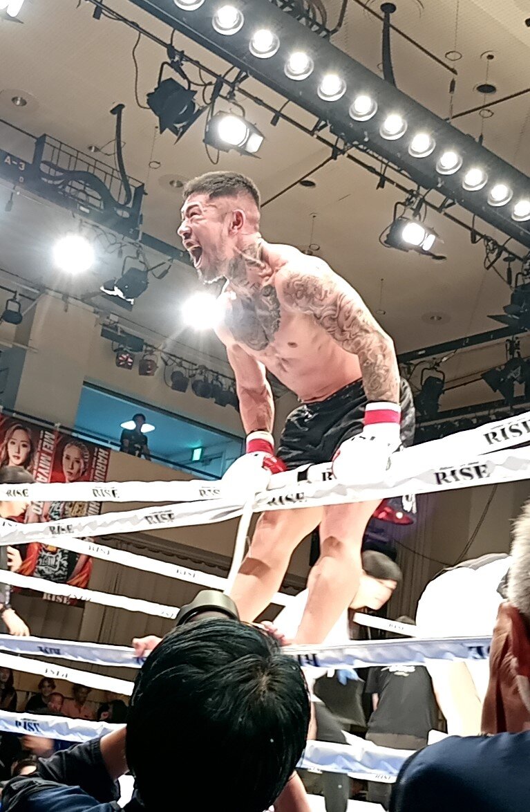 試合後に雄たけびを上げる“人獣”中村寛