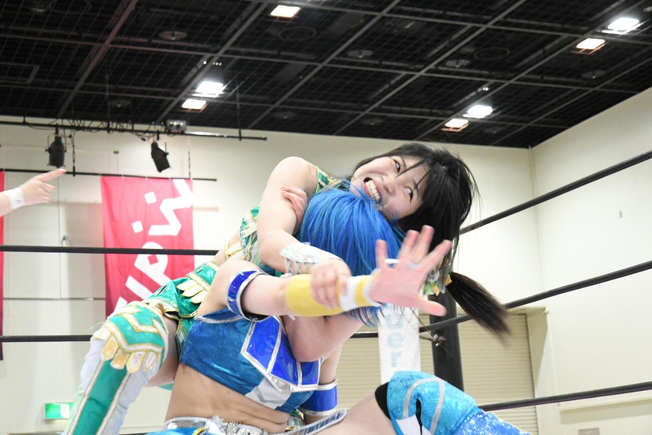 変形コブラクラッチで風城ハルを絞め上げる鈴木志乃（C）東京女子プロレス
