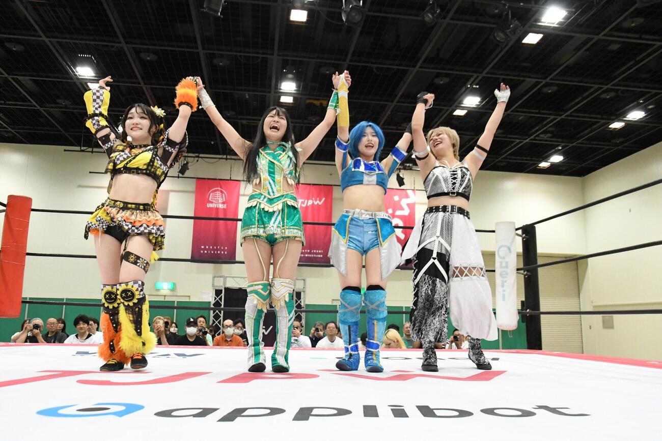 試合後にあいさつする（左から）HIMAWARI、鈴木志乃、風城ハル、凍雅