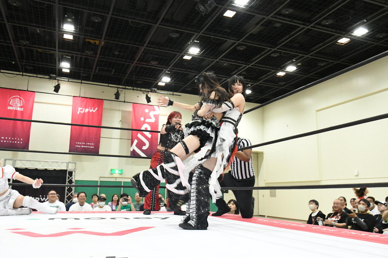 思いを寄せる瑞希を背後から抱きしめる辰巳リカ（C）東京女子プロレス