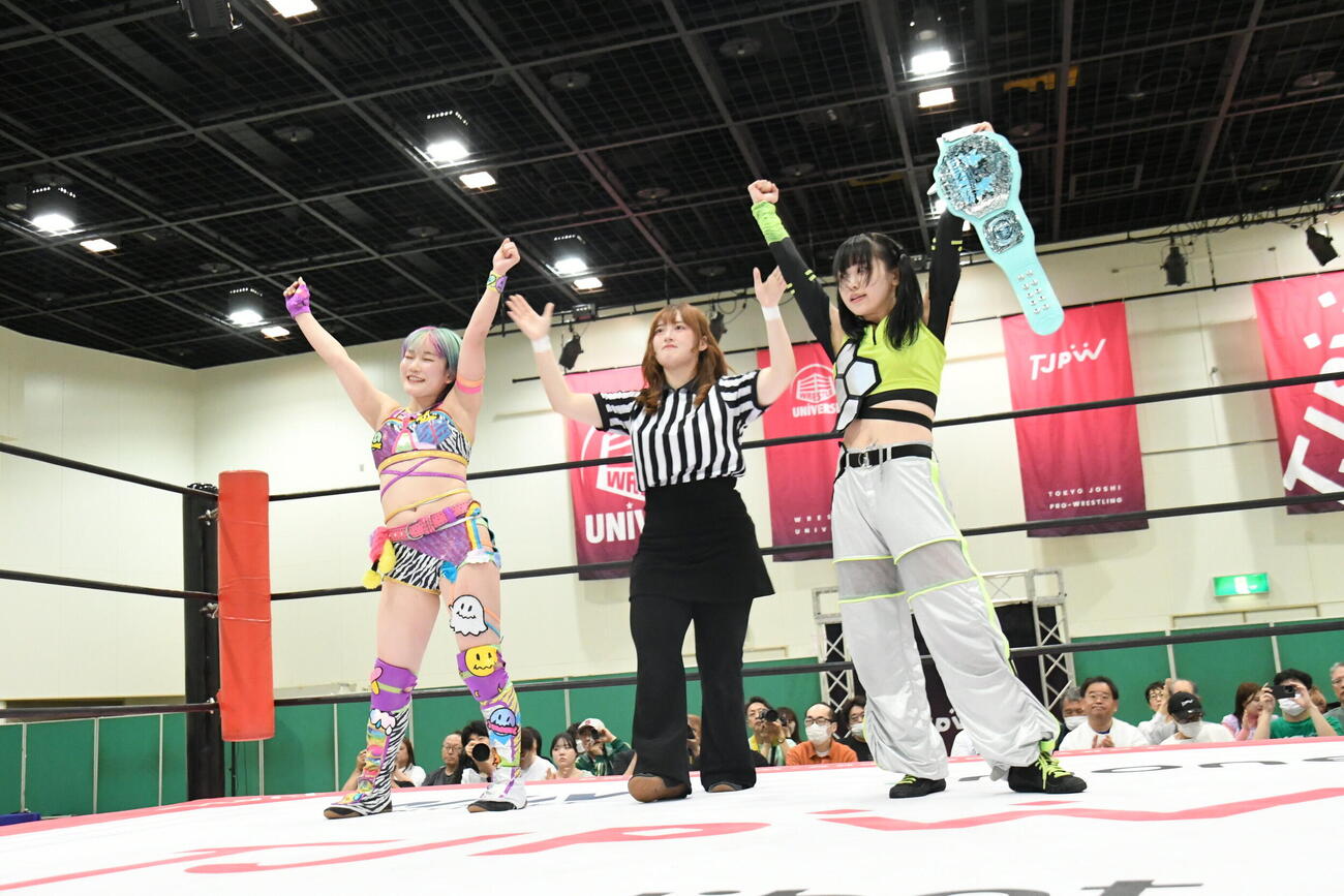勝利した遠藤有栖（左）と鈴芽（C）東京女子プロレス