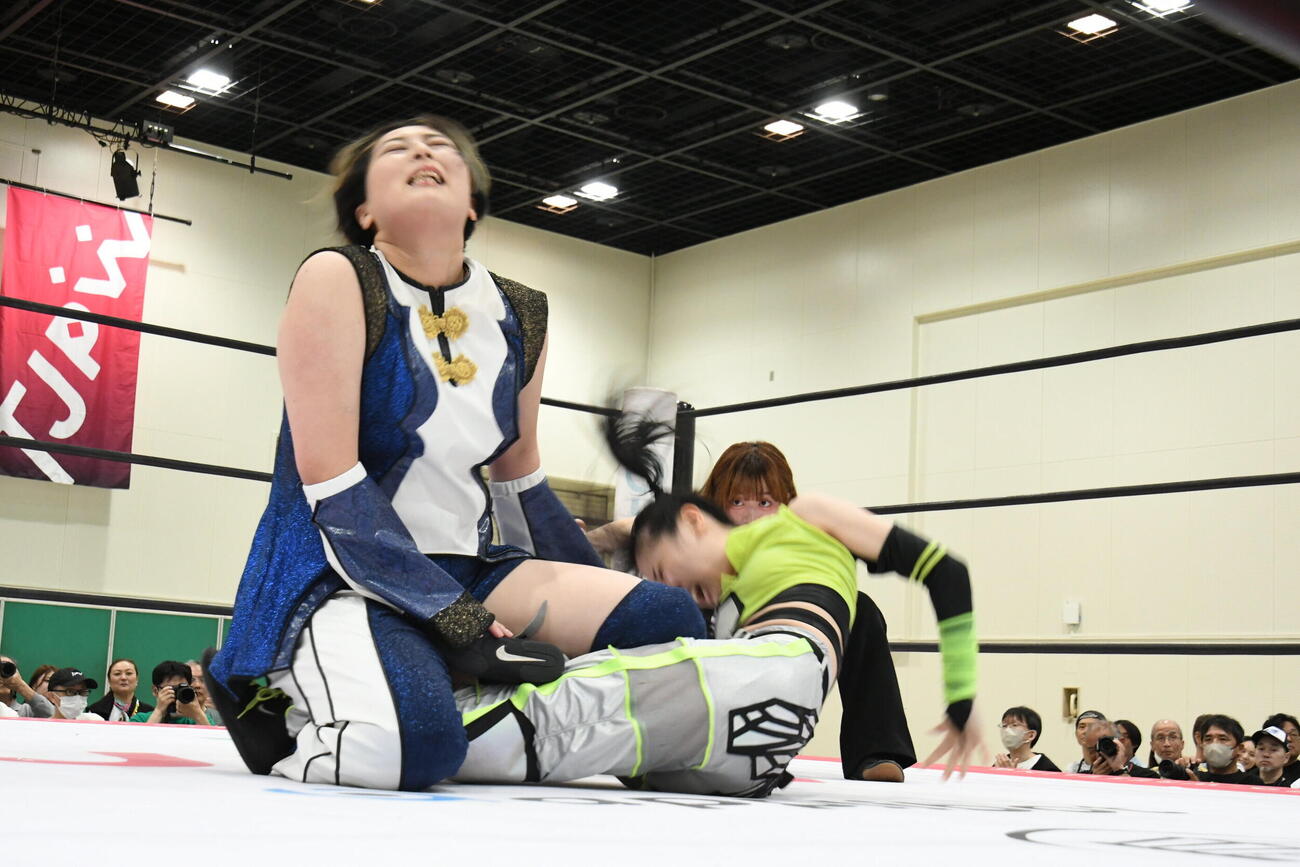 謝罪式監獄固めで鈴芽（右）を痛めつける桐生真弥（C）東京女子プロレス