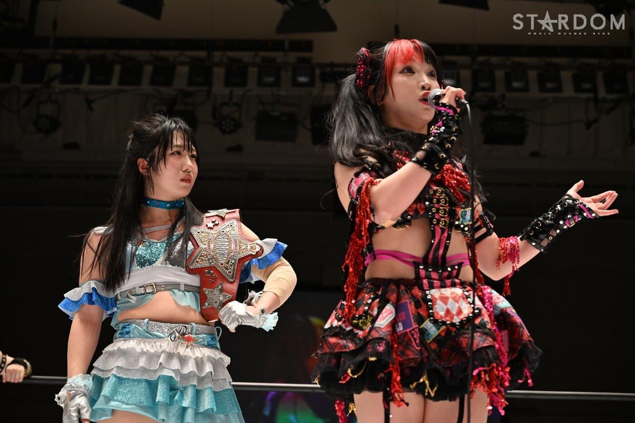 物販での前哨戦を提案する伊藤麻希（右）と、理解できない表情の玖麗さやか（C）スターダム