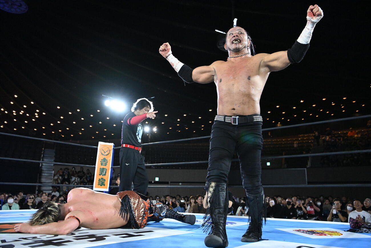 頭に注射器が刺さった状態で藤田晃生を攻撃する葛西純（右）（C）新日本プロレス
