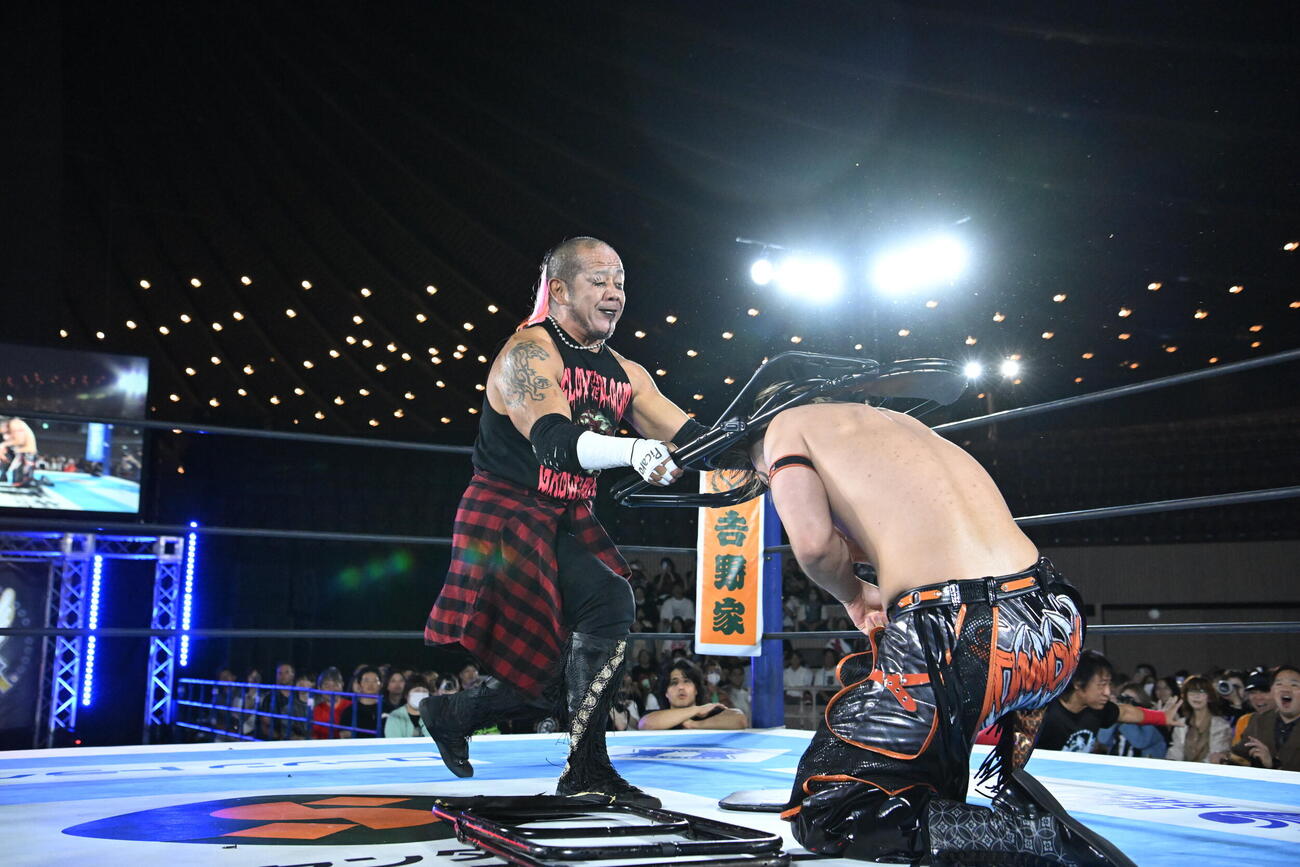 イスで藤田晃生を殴打する葛西純（C）新日本プロレス