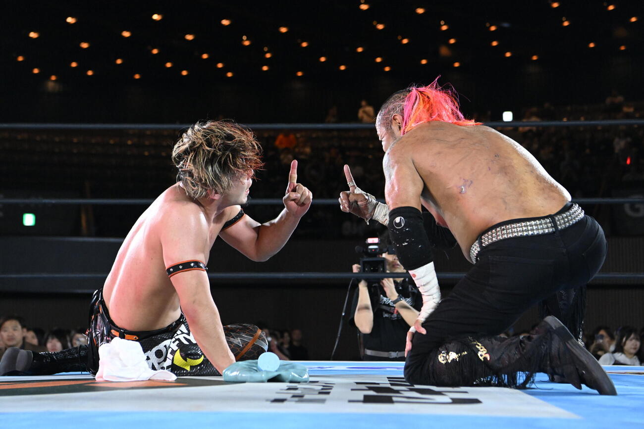 もう1度を約束した藤田晃生（左）と葛西純（C）新日本プロレス