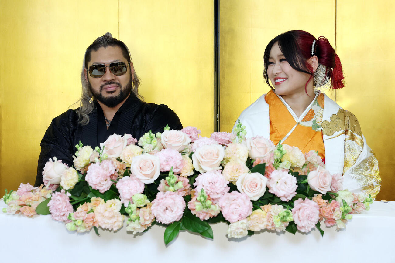 結婚発表会見で笑顔を見せるNARAKU（左）とイヨ・スカイ（撮影・宮地輝）