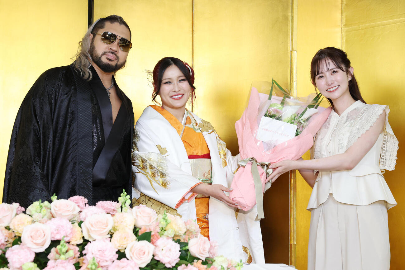 結婚を発表し、まつきりな（右）から花束を受け取ったイヨ・スカイ（中央）とNARAKU（撮影・宮地輝）