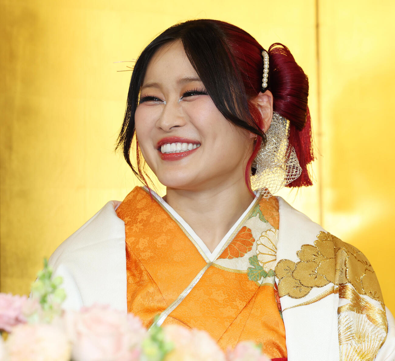 結婚発表会見で笑顔を見せるイヨ・スカイ（撮影・宮地輝）