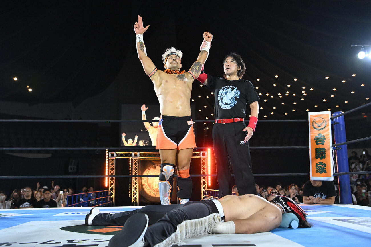 勝利したロビー・イーグルスと倒れたままのエル・デスペラード（C）新日本プロレス