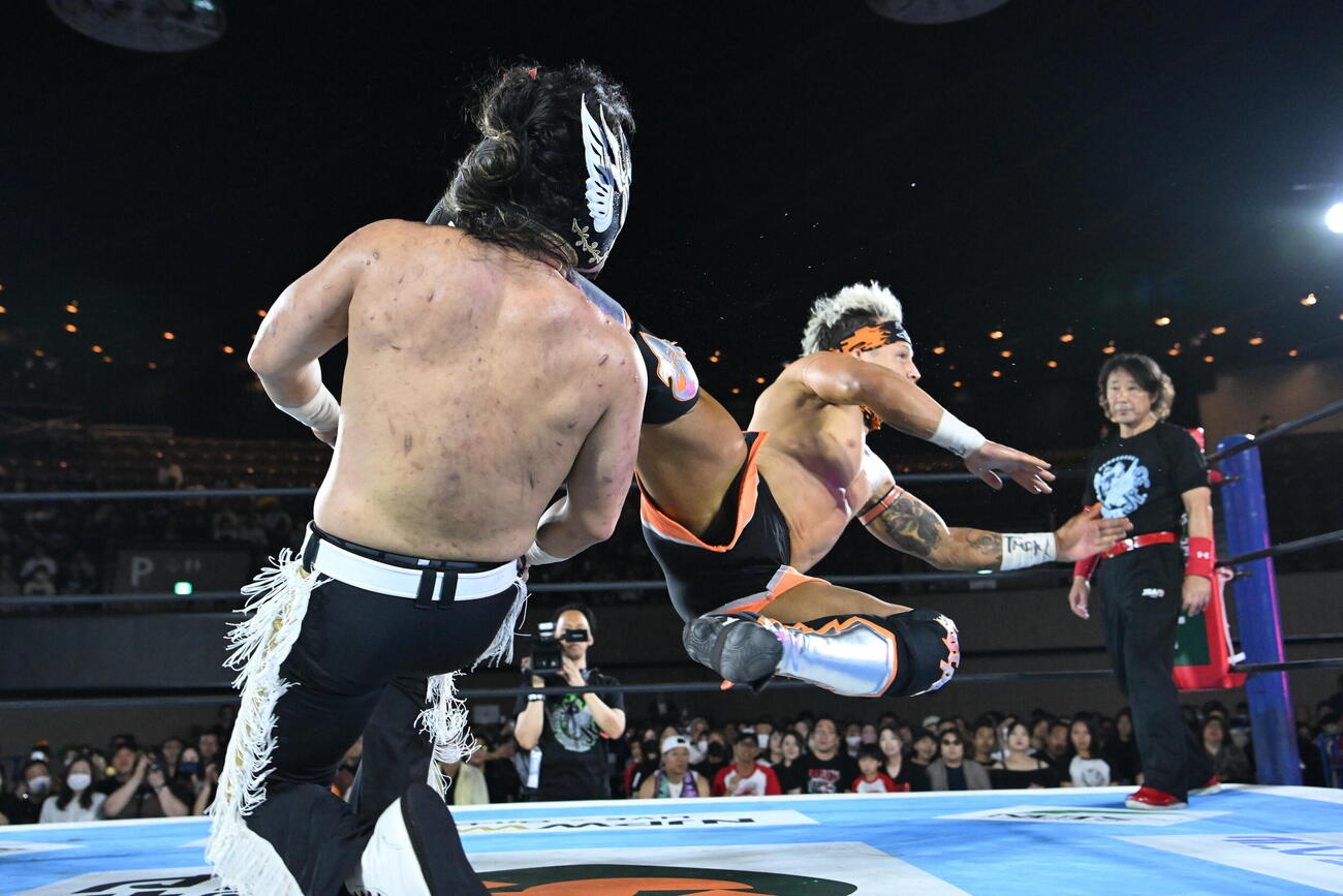 デスペラードにHyperionを炸裂させるロビー・イーグルス（C）新日本プロレス