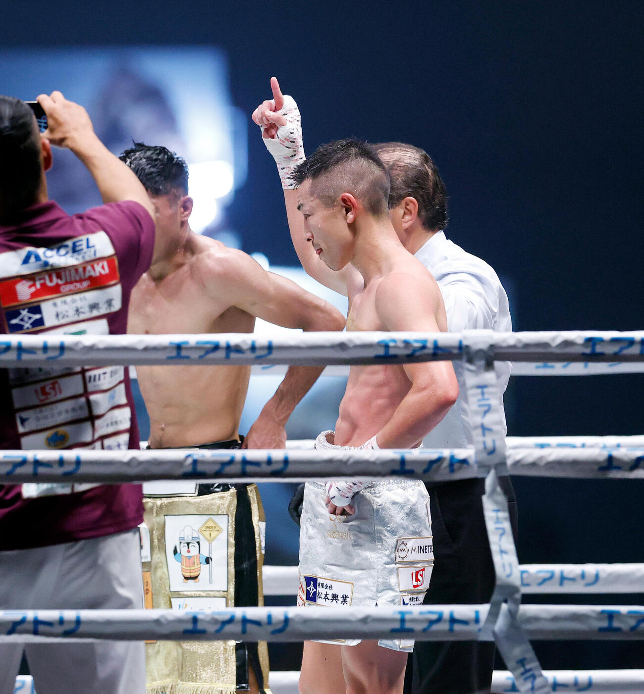 IBF世界フライ級タイトルマッチ　矢吹正道対レネ・カリスト　判定勝ちし、防衛に成功した矢吹正道（手前）（撮影・山本朝陽）