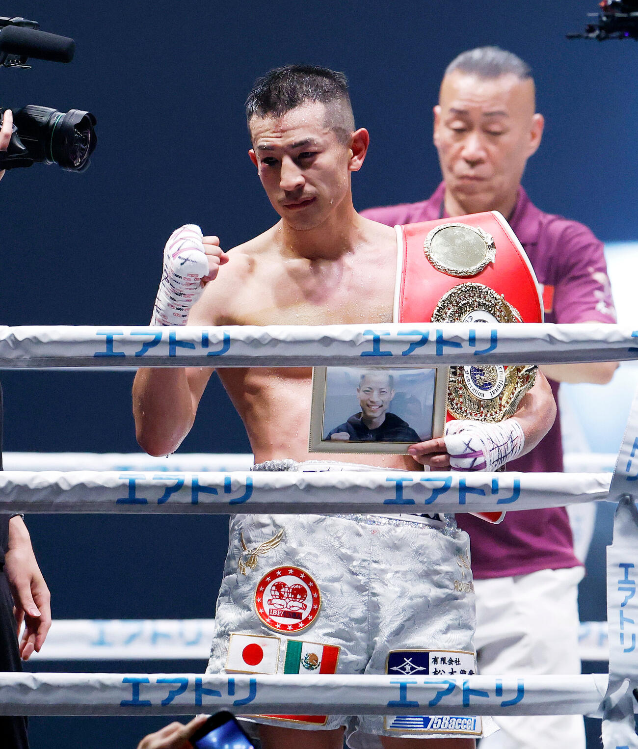 IBF世界フライ級タイトルマッチ　矢吹正道対レネ・カリスト　判定勝ちし、観客の声援にガッツポーズで応える矢吹正道（撮影・山本朝陽）