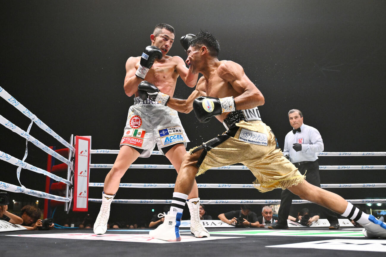 IBF世界フライ級タイトルマッチ　矢吹正道対レネ・カリスト　8回、矢吹正道（左）はレネ・カリストにパンチを打ち込む（撮影・滝沢徹郎）