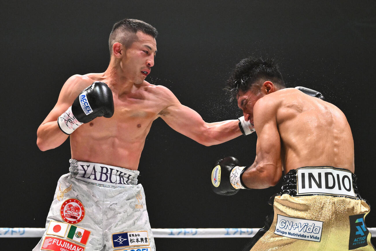 IBF世界フライ級タイトルマッチ　矢吹正道対レネ・カリスト　8回、矢吹正道（左）はレネ・カリストにパンチを打ち込む（撮影・滝沢徹郎）